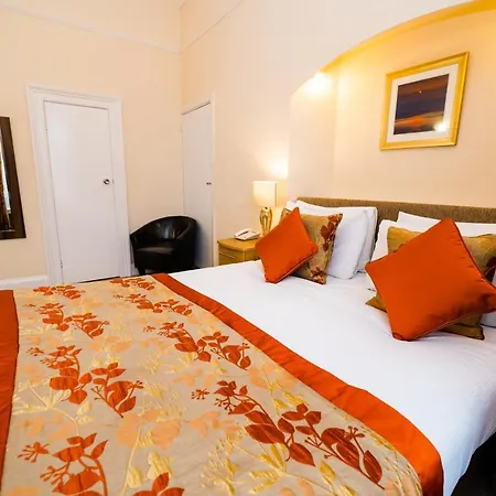 Raven Hall 3*
