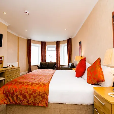 Raven Hall 3*